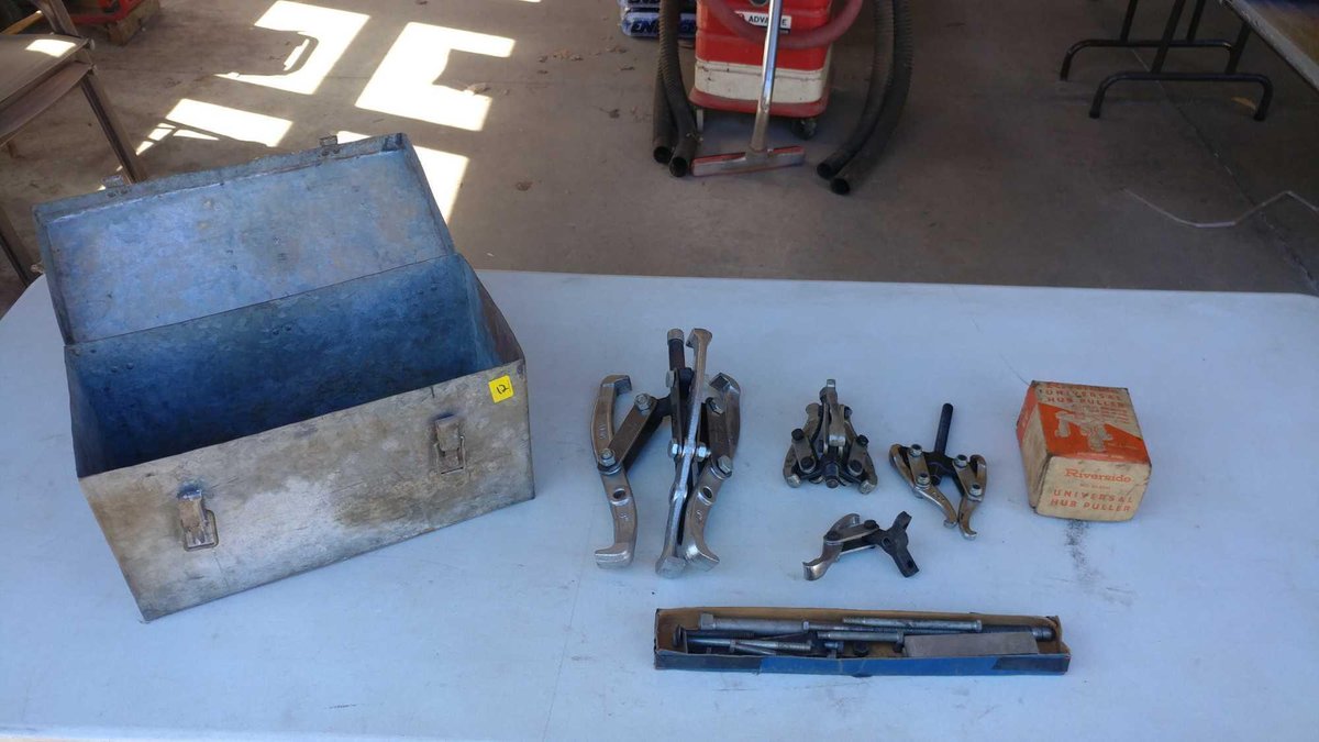 ASSORTMENT OF PULLEY PULLERS AND UNIVERSAL HUB PULLER W/TOOL BOX