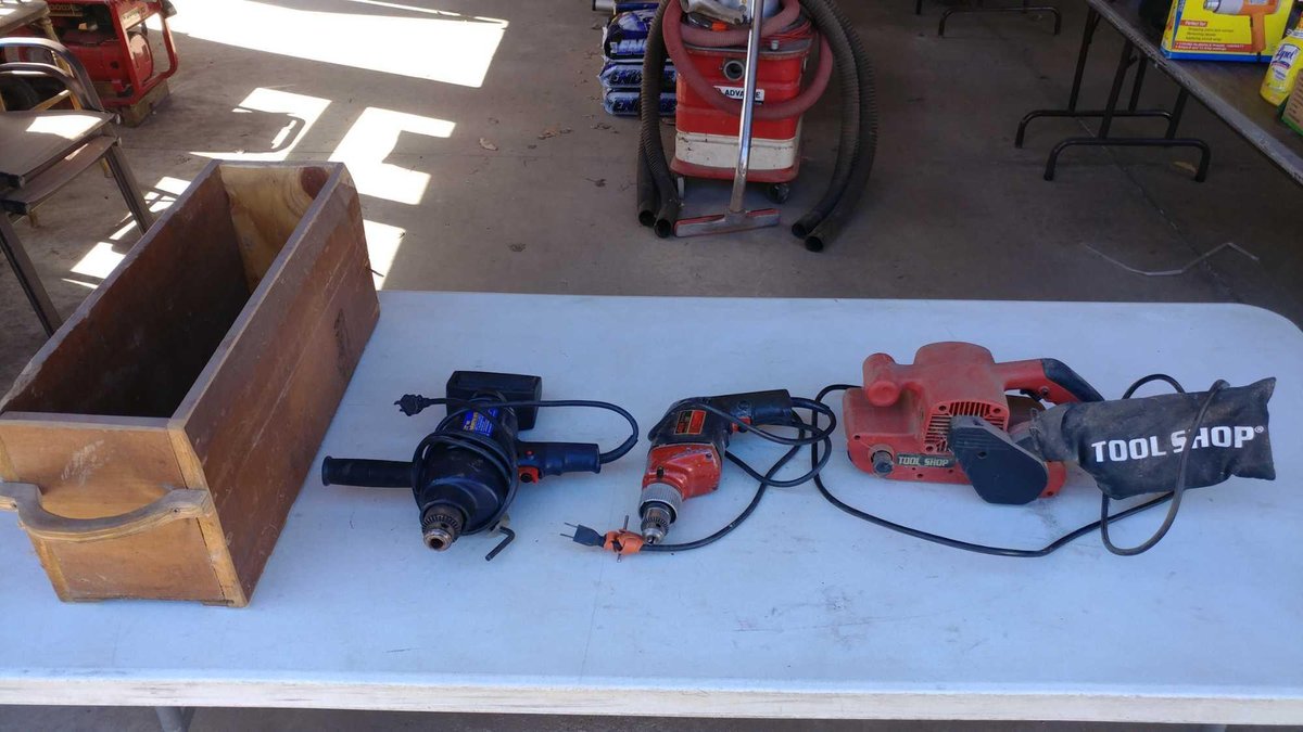 (2) ELECTRIC DRILLS AND ELECTRIC SANDER, TESTED AND WORKS
