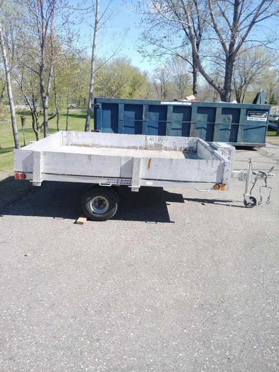 (NO TITLE - LIFETIME REGISTRATION) ALUMINUM TRAILER W/WOOD DECK, 84" W X 98" L, PULL OUT RAMPS, JACK