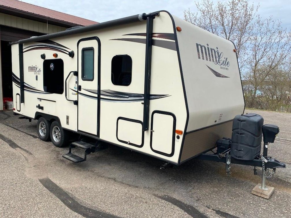 (TITLE) 2015 ROCKWOOD MINI LITE BY FOREST RIVER 2304 KS CAMPER, 3-BURNER STOVE, MICROWAVE, DOMETIC G