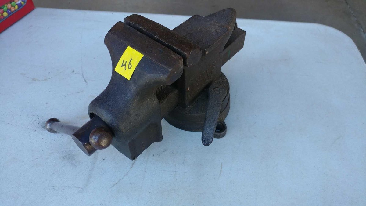 3 1/2" BENCH VISE