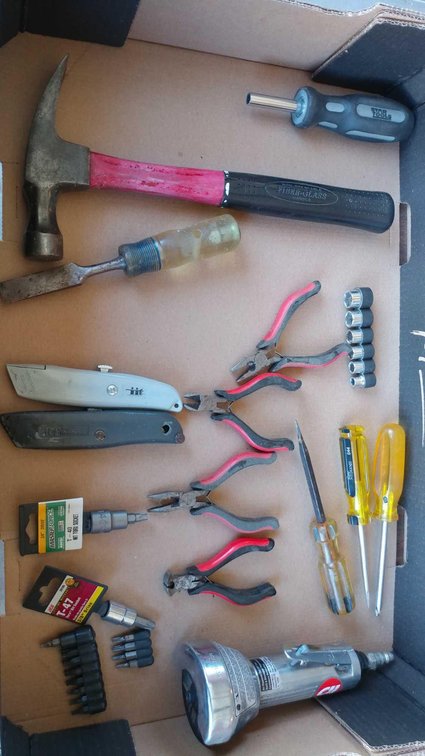 CAMPBELL HAUSFELD AIR CUTTER, SMALL PLIERS SET, BOX CUTTERS, BIT SETS, HAMMER, SCREWDRIVERS, AND MIS