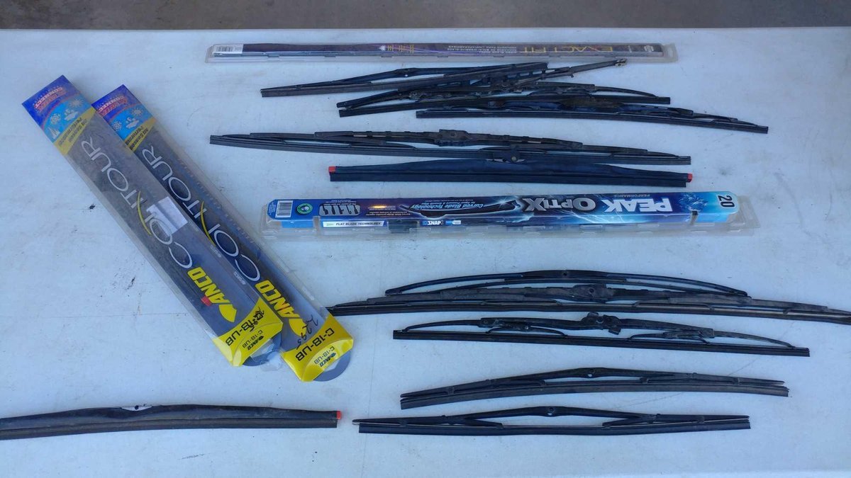 LARGE ASSORTMENT OF WINDSHIELD WIPERS OF VARIOUS SIZES