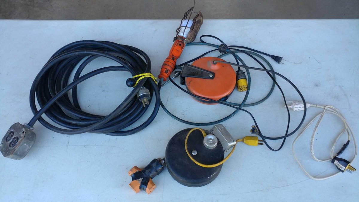 120 V HEAVY DUTY EXTENSION CORD, TROUBLE LIGHT, AND (2) RETRACTABLE EXTENSION CORDS