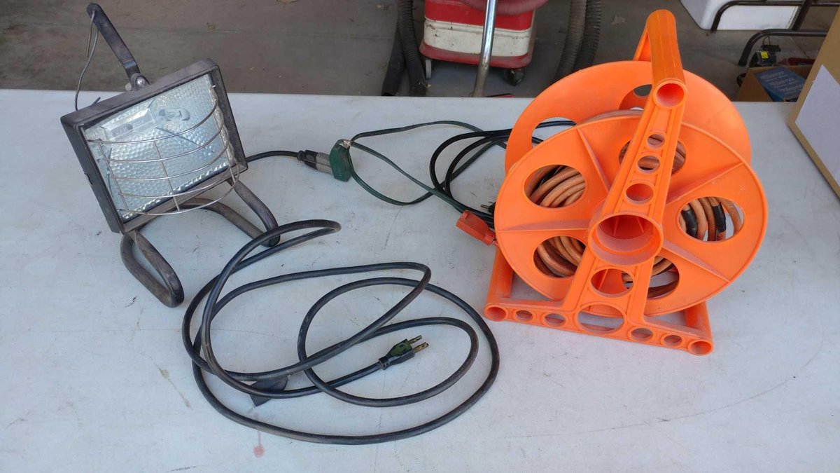 HALOGEN WORK LIGHT AND EXTENSION CORD ON CORD WHEEL