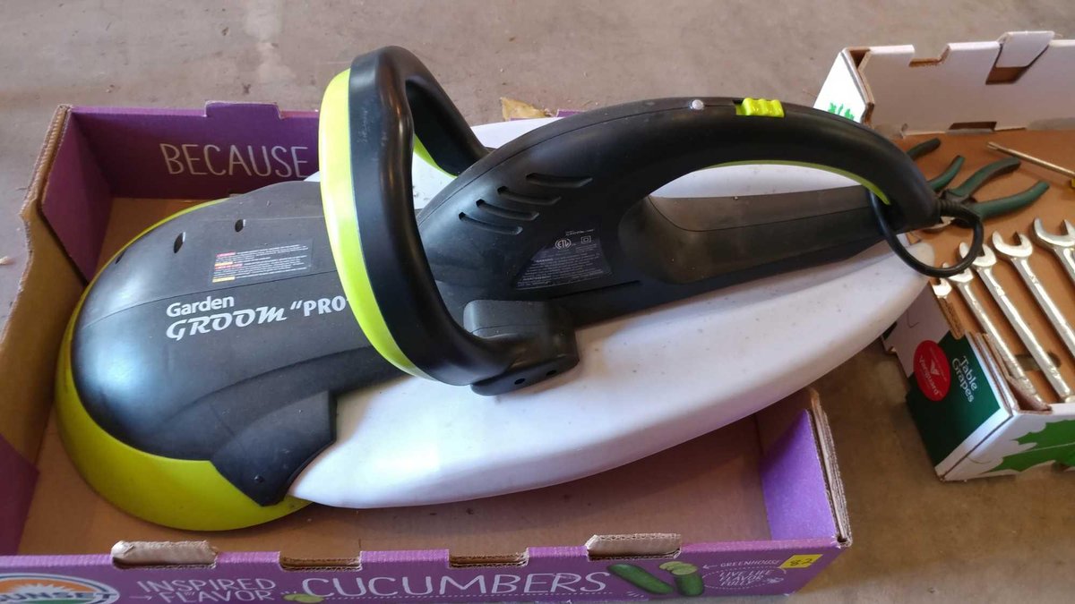 ELECTRIC GARDEN GROOM PRO, TESTED AND WORKS