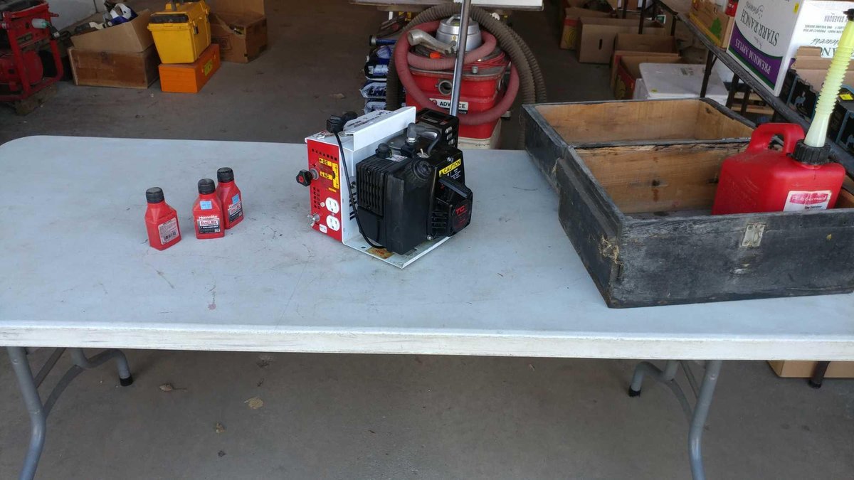 LIGHTNING 800 WAT GAS GENERATOR W/GAS CAN, 2-CYCLE OIL, AND WOOD CASE