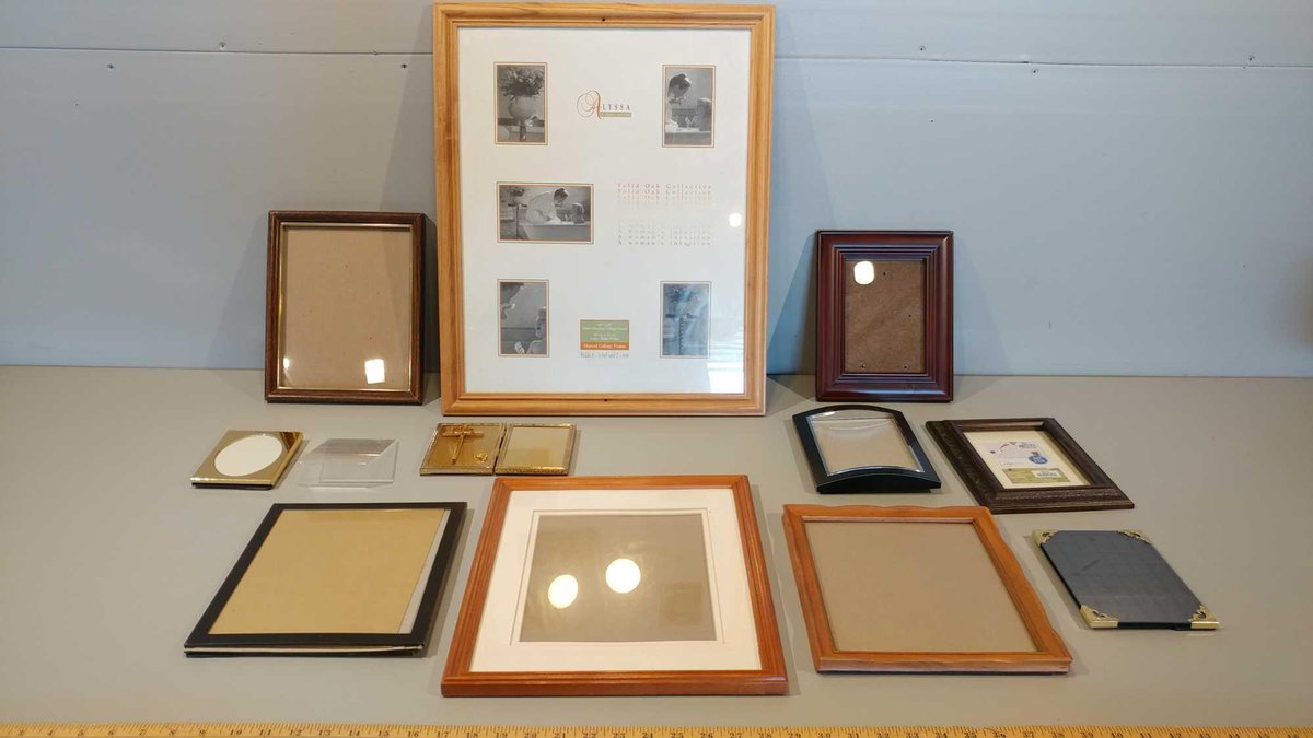 ASSORTMENT OF PICTURE FRAMES