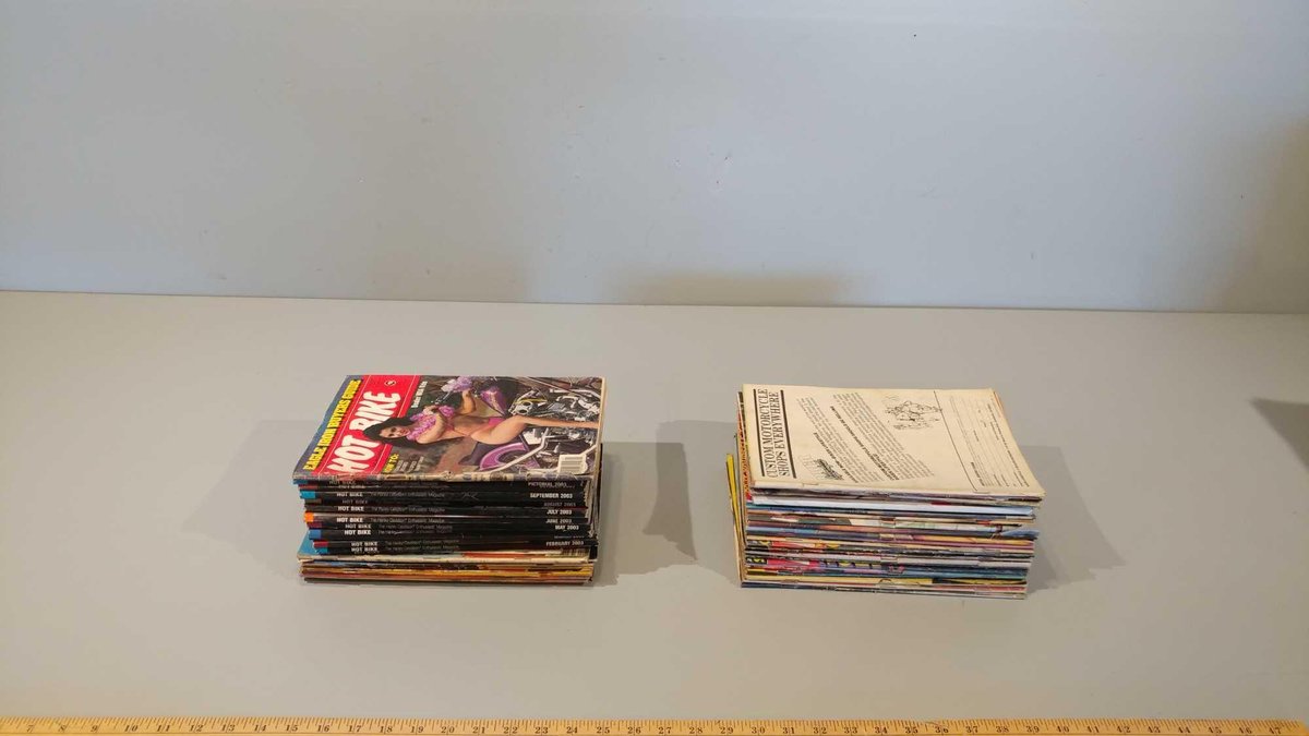 ASSORTMENT OF 'HOT ROD' & 'HOT BIKE' MAGAZINES