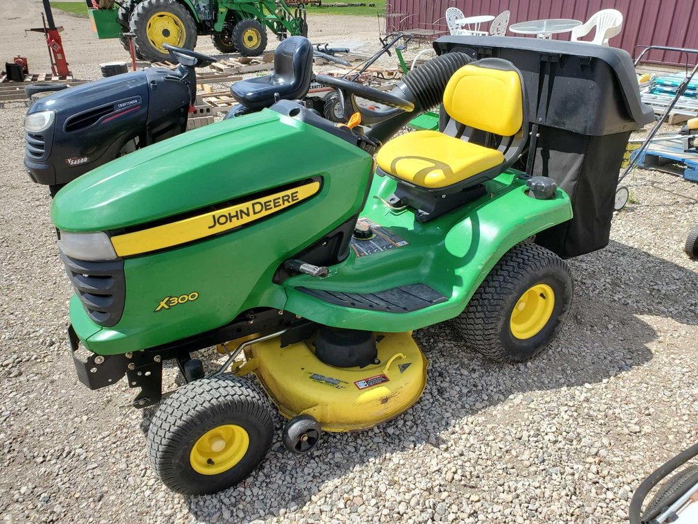 JOHN DEERE X300 RIDING LAWN MOWER, 420 HRS, 42" DECK, BAGGING SYSTEM, MULCHING ATTACHMENT, HYD DRIVE