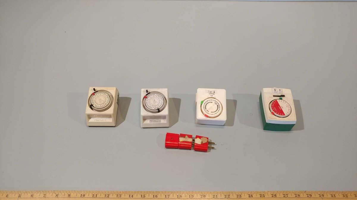 (4) CHRISTMAS LIGHT TIMERS AND (3) GEM FLASHERS