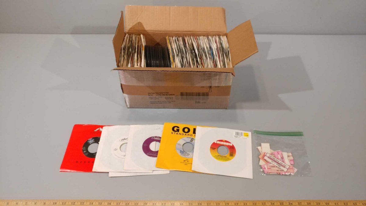 LARGE ASSORTMENT OF 45"S IN A BOX VARIETY OF MUSIC