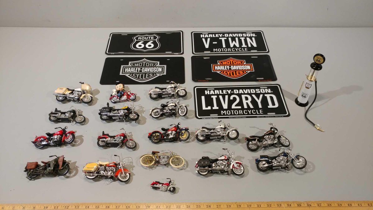 BUNCH OF COLLECTIBLE MINI MOTORCYCLES, AND (5) HARLEY-DAVIDSON LICENSE PLATES