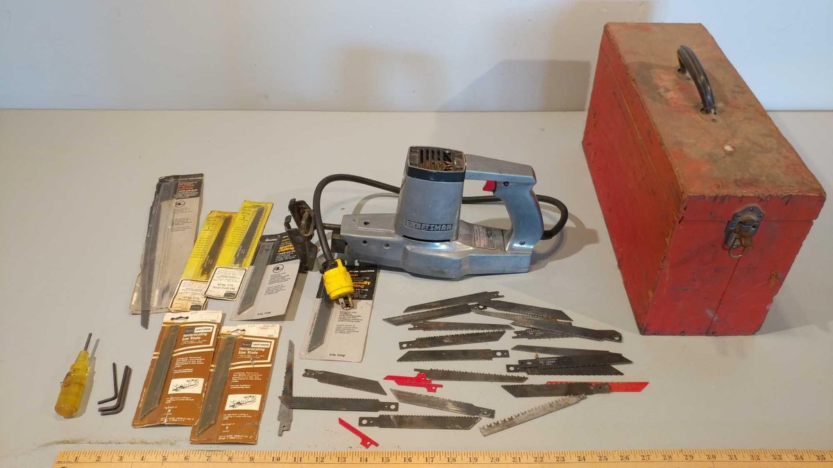 CRAFTSMAN 1 1/4 INCH RECIPROCATING SAW WITH ASSORTMENT OF BLADES (TESTED AND WORKS)