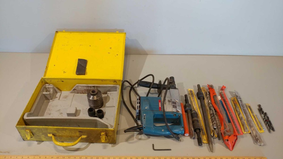 BOSCH POWER HAMMER WITH CASE AND BITS (TESTED AND WORKS)