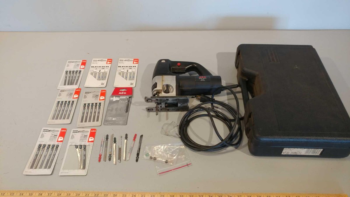 AEG 120V RECIPROCATING SAW 3 1/4 CUTTING DEPTH WITH EXTRA BLADES (TESTED AND WORKS)