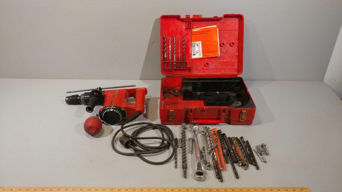 HILTI TE22 ROTARY HAMMER 5.5 AMPS 115V AND ATTACHMENTS (TESTED AND WORKS)