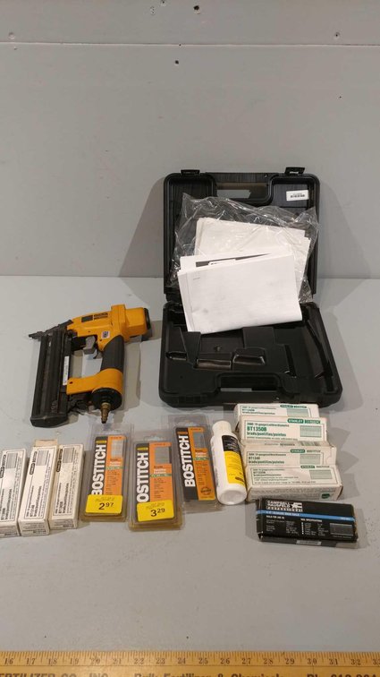 STANLEY BOSTITCH BT50B PNEUMATIC STAPLE GUN WITH ASSORTMENT OF STAPLES AND MISC (UNKOWN CONDITION)