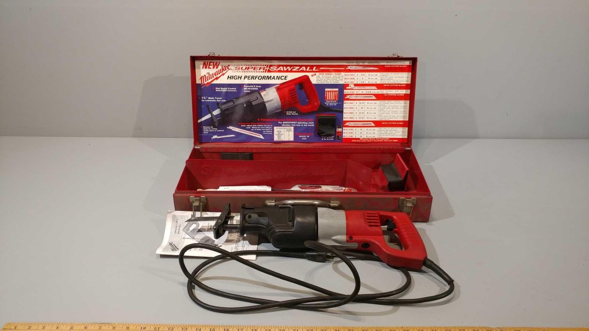 MILWAUKEE HEAVY DUTY SUPER SAWZALL 8 AMP (TESTED AND WORKS)