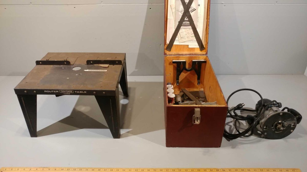 CRAFTSMAN ROUTER TABLE WITH ROUTER TOOL AND ACCESSORIES