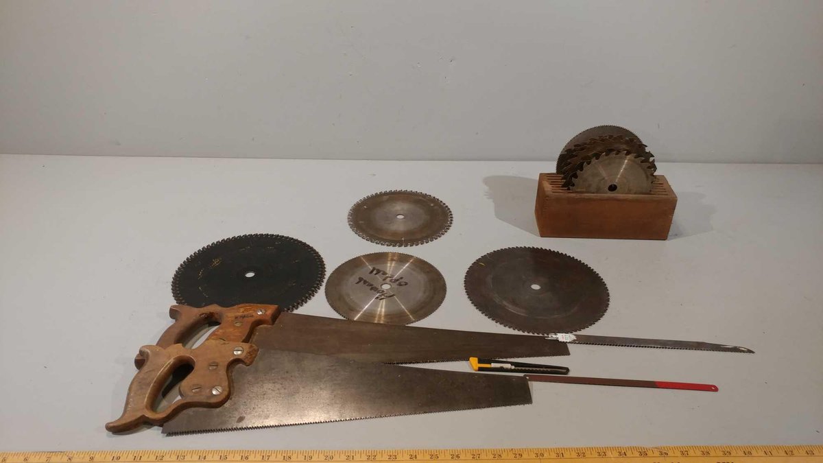 ASSORTMENT OF SAW BLADES AND HAND SAWS