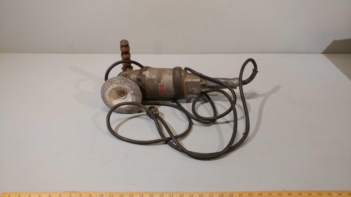 LARGE BLACK AND DECKER SANDER/GRINDER (TESTED AND WORKS)