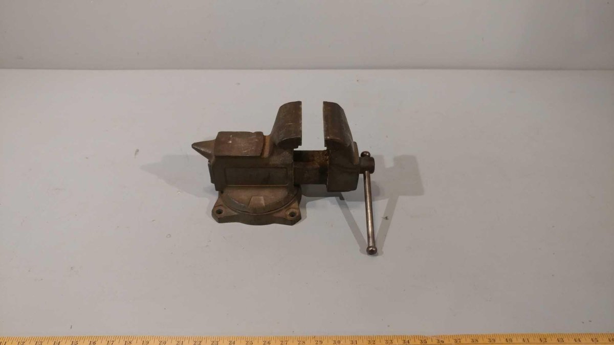 BENCH VISE