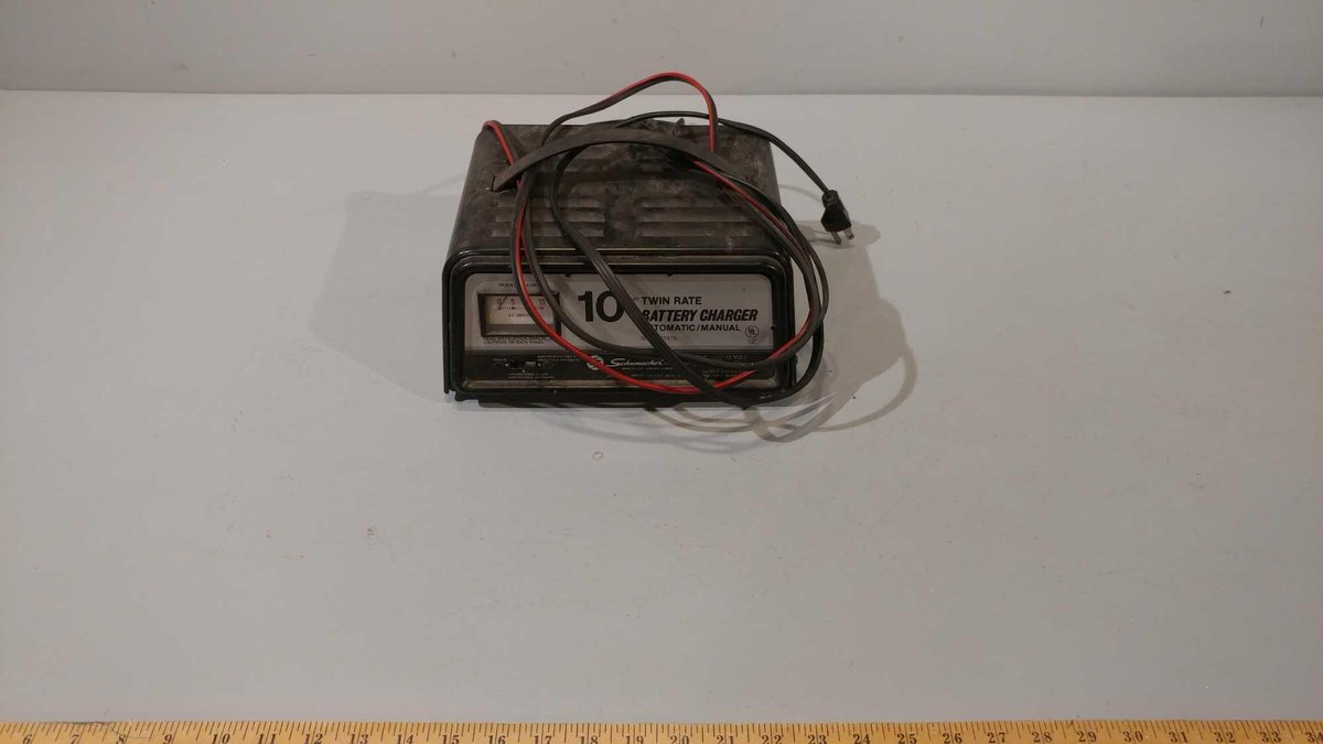 TWIN RATE 10 AMP BATTERY CHARGER AUTOMATIC/MANUAL (TESTED AND WORKS)