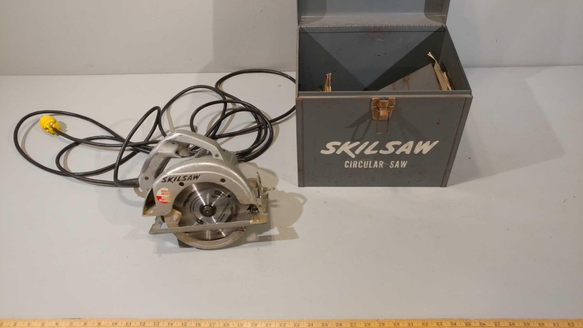 SKIL SAW MODEL 552 & STORAGE BOX (TESTED AND WORKS)