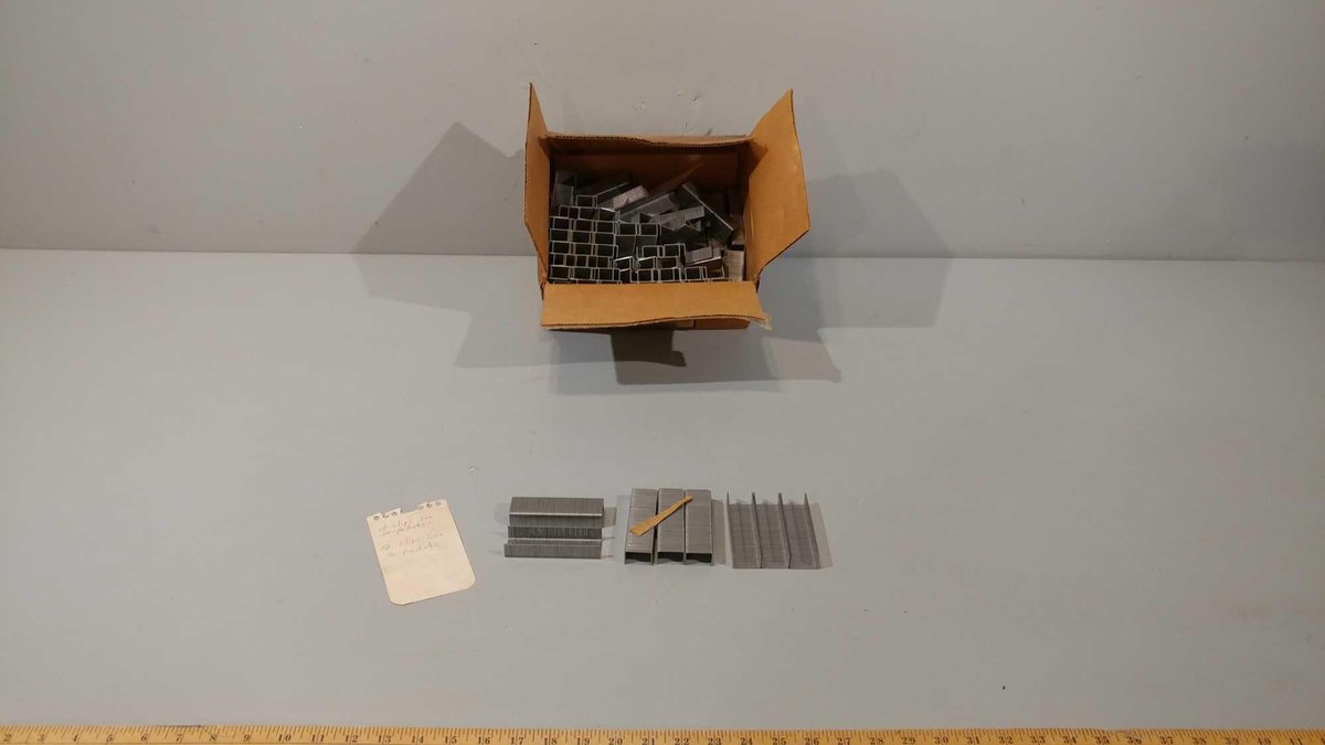 BOX OF DUO FAST GALVANIZED STAPLES 21/32" 