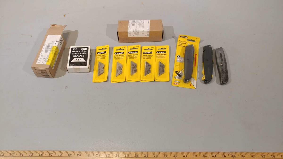ASSORTMENT OF UTILITY KNIVES AND BLADES