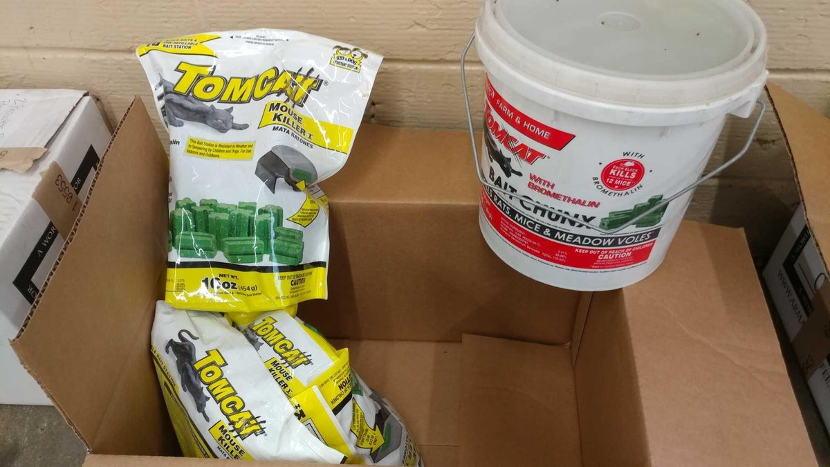 (3) TOMCAT BAIT BLOCK BAGS AND TOMCAT BAIT CHUNX BUCKET