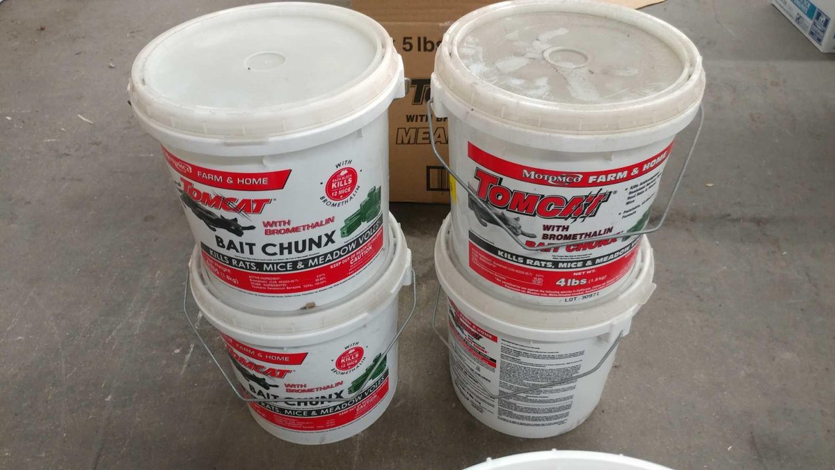 (4) BUCKETS OF TOMCAT BAIT CHUNX