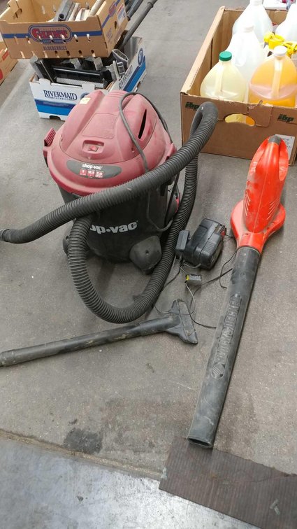5 GAL 2 HP SHOP VAC AND 18V BLACK & DECKER CORDLESS LEAF BLOWER, *TESTED AND WORKS