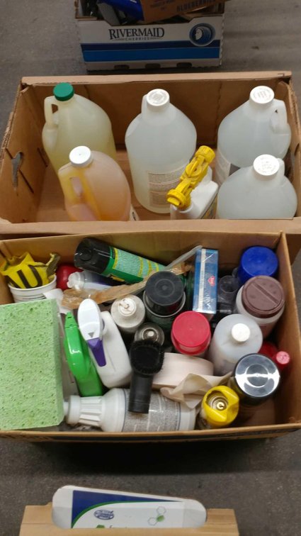 ASSORTMENT OF CLEANING PRODUCTS 