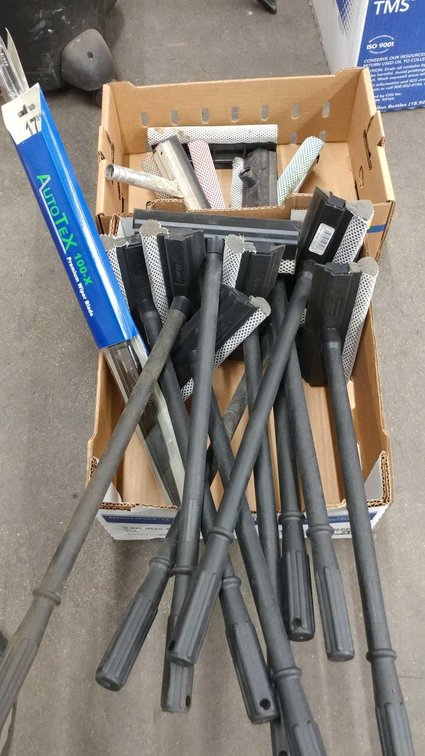 ASSORTMENT OF WINDOW SQUEEGEES AND WIPERS