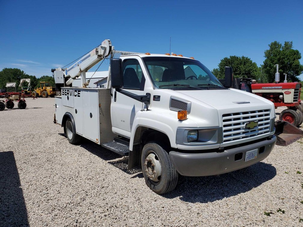 (I-236) (TITLE) 2004 CHEVY C4500 SERVICE TRUCK W/CRANE, 199,190 MILES, KOHLER 12.5 HP AIR COMPRESSOR