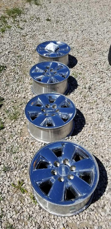 (I-77) (4) GMC 6 BOLT ALUM RIMS WITH PLASTIC BEAUTY COVER W/ LUG NUTS 