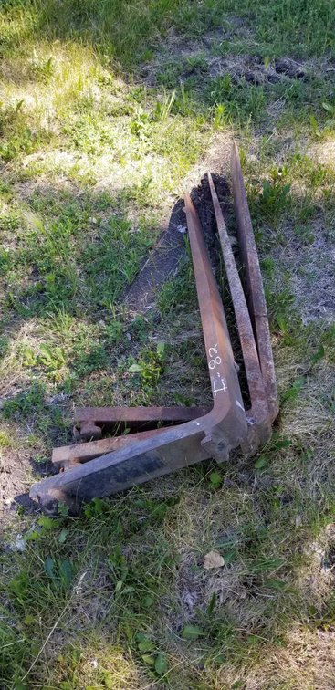 (I-82) (3) 42" PALLET FORKS 