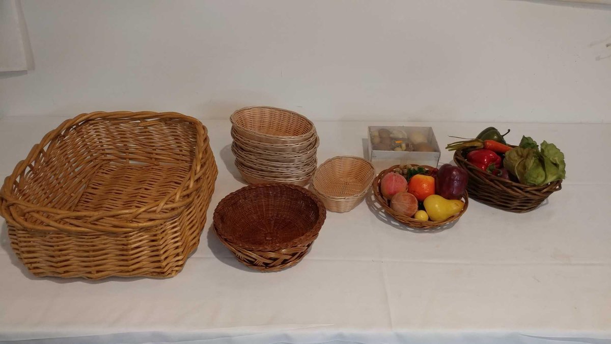 ASSORTMENT OF WICKER BASKETS AND DECORATIVE FRUIT AND VEGETABLES