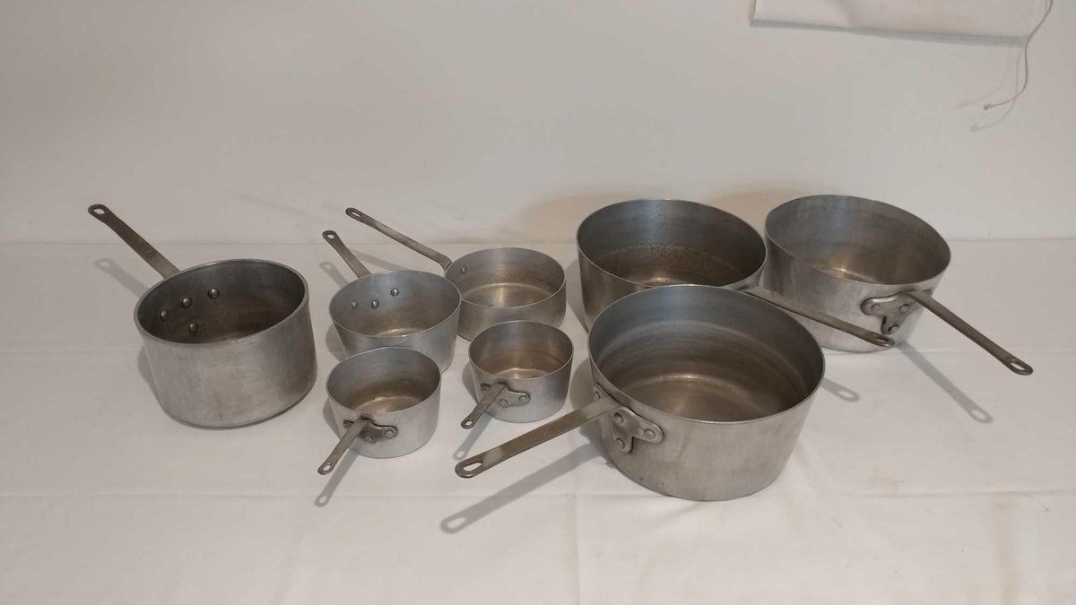 VARIETY OF COOKING POTS IN MULTIPLE SIZES