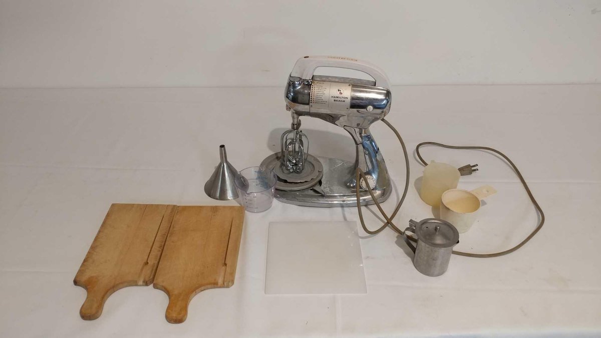 VINTAGE FOOD MIXER (TESTED AND WORKS), (2) CUTTING BOARDS AND ASSORTMENT OF MEASURING CUPS