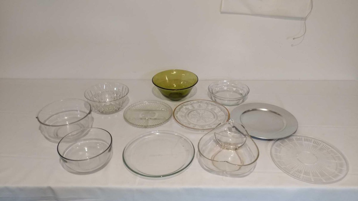 VARIETY OF KITCHEN GLASSWARE, DECORATIVE TRAYS AND PLATES