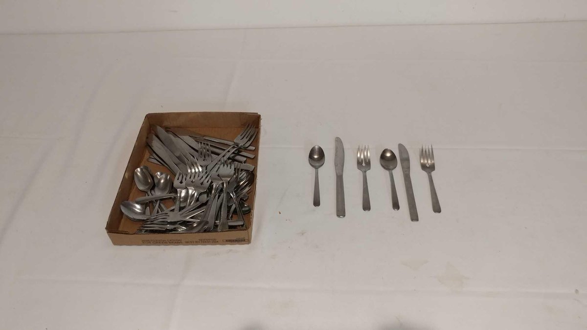 ASSORTMENT OF (20) KITCHEN SPOONS, BUTTER KNIVES AND FORKS