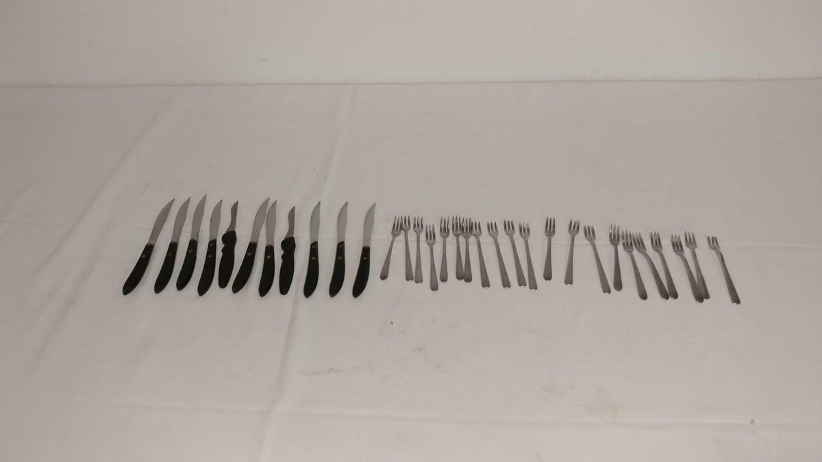 ASSORTMENT OF STEAK KNIVES AND SALAD FORKS
