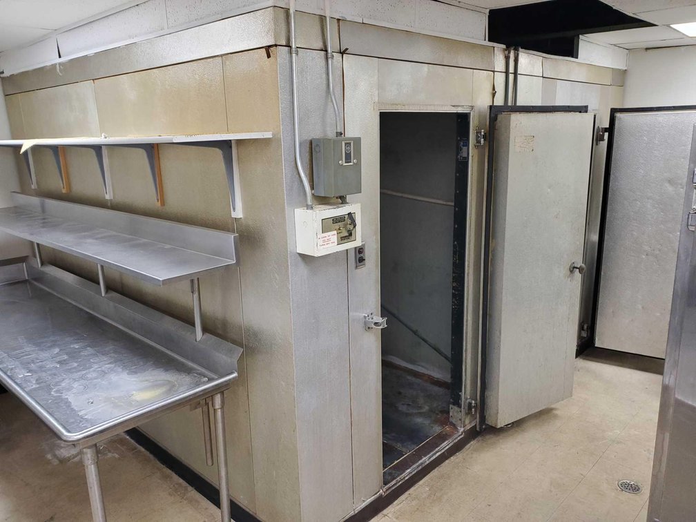 MASTER KRAFT DOUBLE WALK-IN FREEZER/COOLER, COMPRESSOR IN FREEZER IS NOT IN WORKING CONDITION, COOLE
