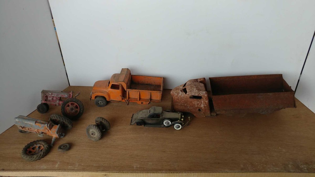 ASSORTMENT OF VINTAGE METAL TRUCKS, TRACTORS, AND OTHER TOYS (NEED REPAIR)