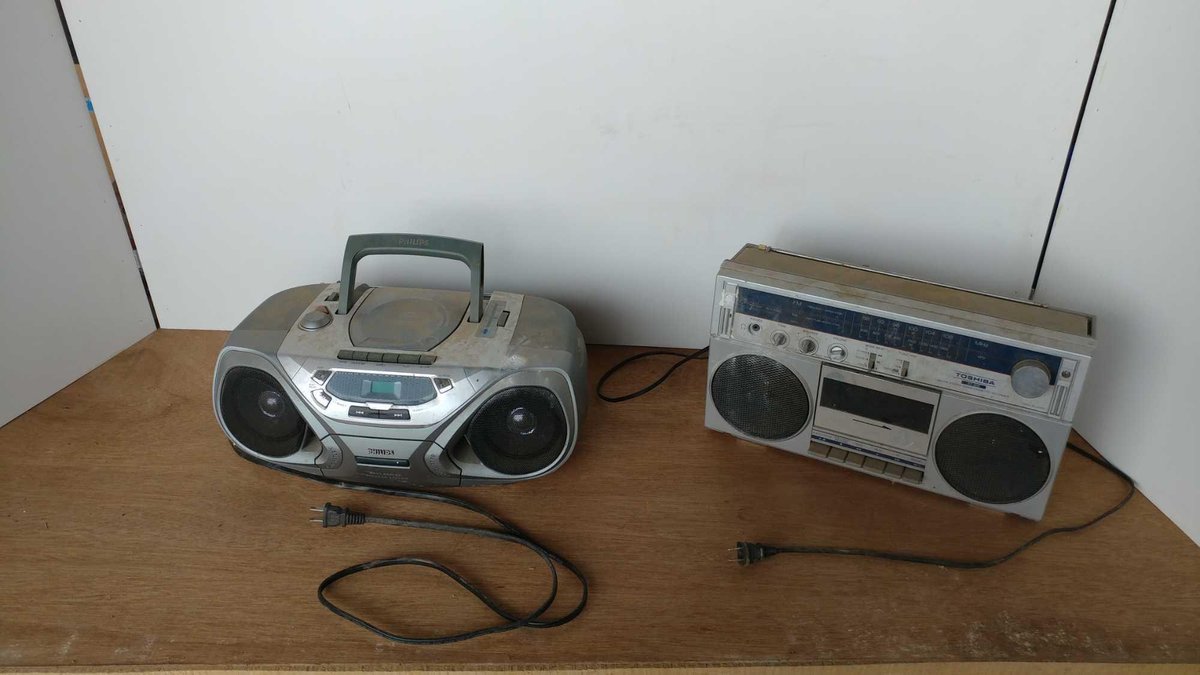 TOSHIBA CASSETTE PLAYER/RADIO AND CD PLAYER (SELLER STATES WORKING CONDITION)