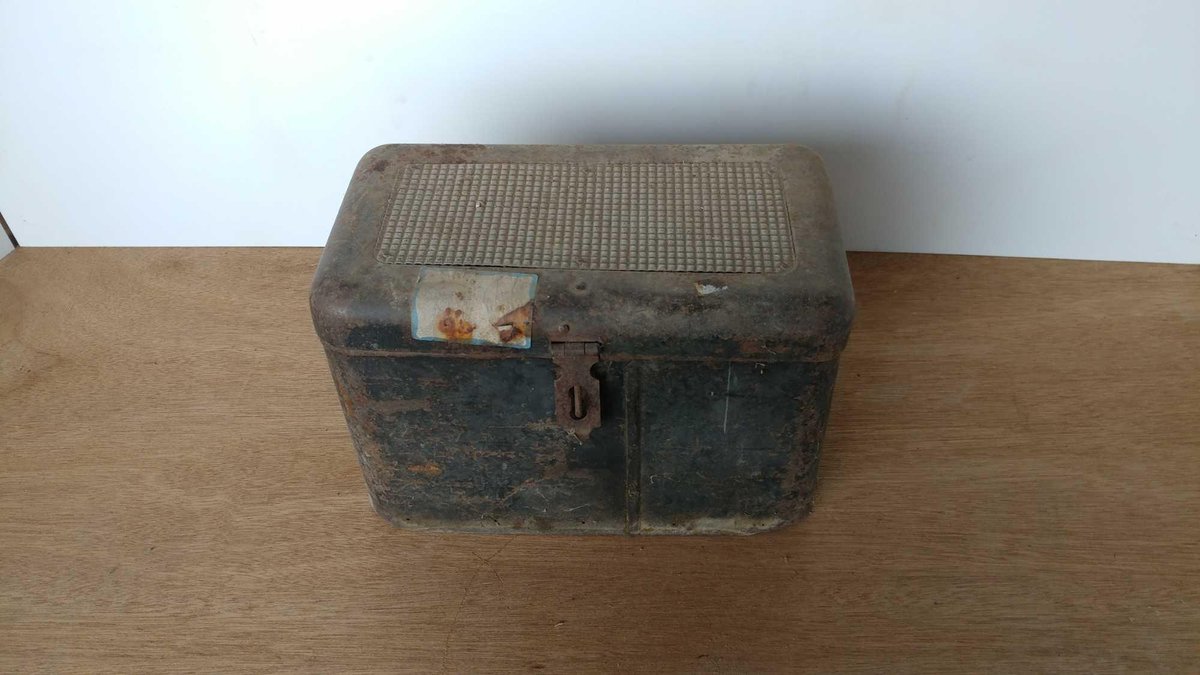 VINTAGE METAL TOOLBOX
