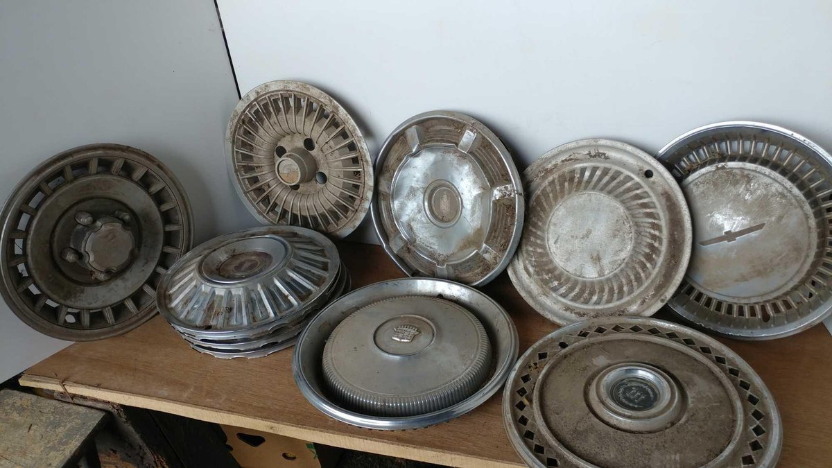 ASSORTMENT OF VINTAGE HUB CAPS